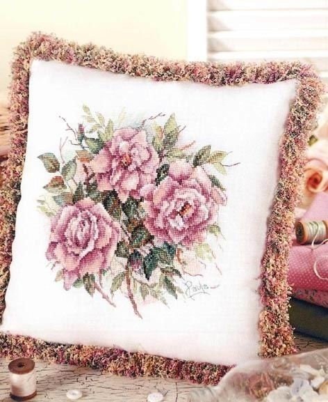 Подушка с цветочной вышивкой