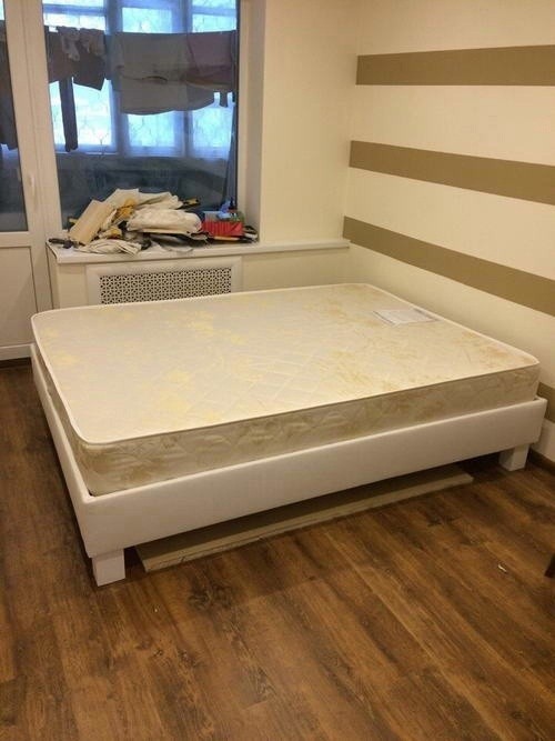 Двуспальная кровать с изголовьем в каретной стяжке