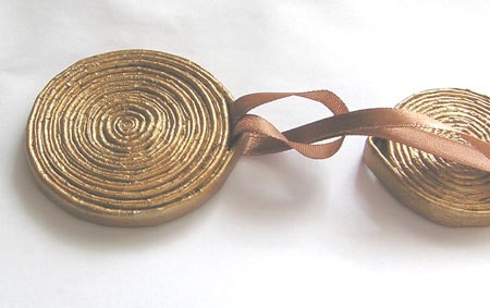 Кулон из газетных полосок