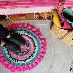 Яркий коврик по-африкански из разноцветной пряжи