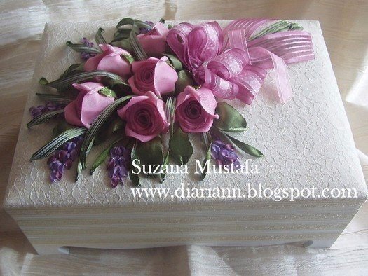 Розы из атласных лент