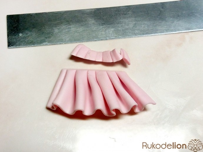 Брошь "Куколка" из полимерной глины