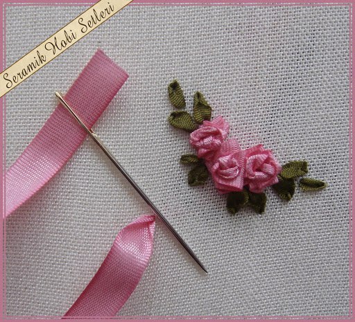 Букетик из роз, который вышит лентами