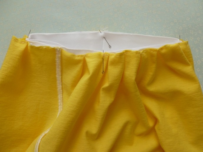Как правильно пришить, притачать резинку к юбке на швейной машинке и вручную: способы, инструкция