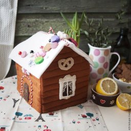 Грелка на чайник: пряничный домик