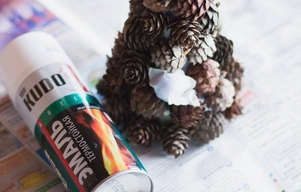 Новогодняя ёлочка из шишек