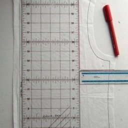 Корректировка выкройки при уменьшении плечевого шва