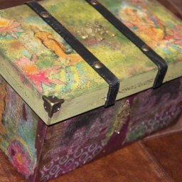 Деревянный короб в индийском стиле