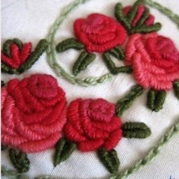 Вышивка: крошечные букетики и объёмные цветочки