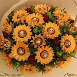 ​Цветочный букет с конфетами в сеточке