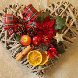 ​Декоративные сердечки из бумажных трубочек