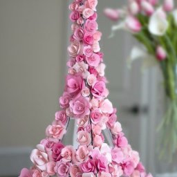 ​Эйфелева башня из бумаги, украшенная цветами