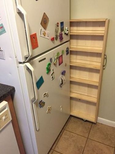 Интересная идея для кухни: выдвижная полка за холодильником