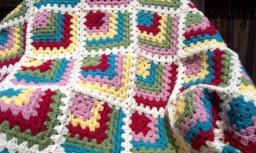 Яркий и красочный плед из квадратных мотивов