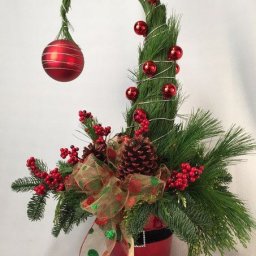 ​Как оригинально оформить живую ёлку в интерьере