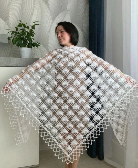 Шаль с обвязкой "Соломоновыми петлями"