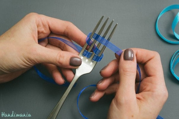 Делаем маленький бантик на вилке