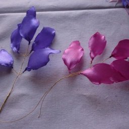 Веточки с атласными листочками из ленты