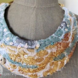 Текстильное колье из обрезков ткани