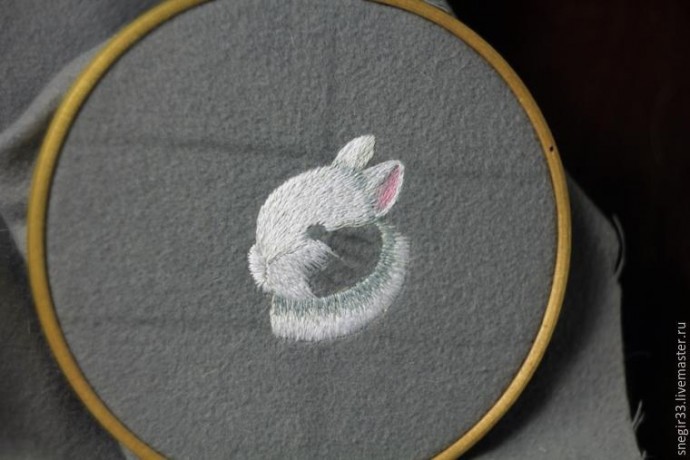 ​Вышитая брошь "Кролик": вышивка гладью