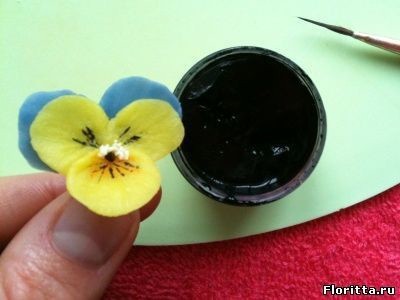 Анютины глазки из холодного фарфора: мастер-класс