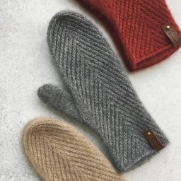 ​Красивые варежки с узором из параллельных линий