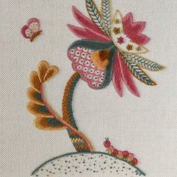 Яркие и разноцветные варианты якобинской вышивки