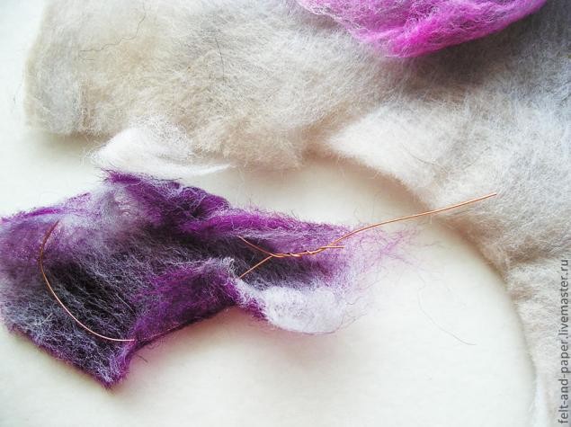 Брошь в виде розы из войлока и органзы Брошь в виде розы из войлока и органзы