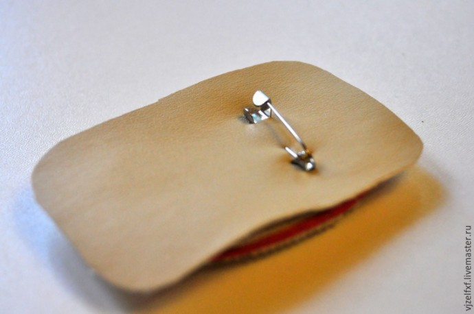 Маленькая брошь с вышивкой