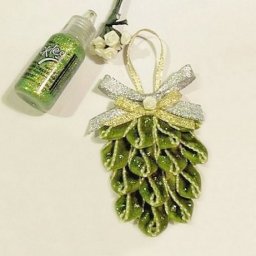 Новогодняя шишка из ленточек на основе картона