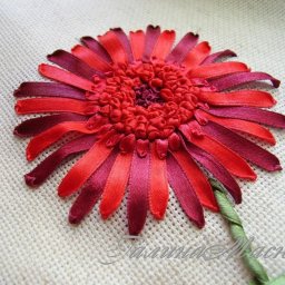 ​Вышиваем лентами герберу