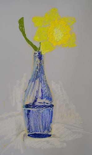 ​Желтый нарцисс в синей вазе