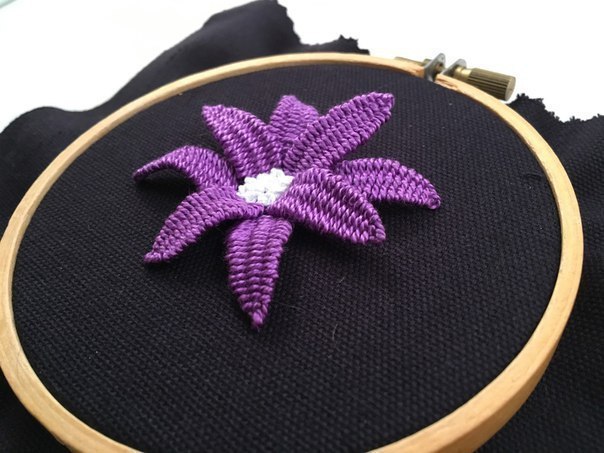 Как сделать цветок в технике объемной вышивки