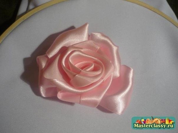 Вышиваем лентами розы: мастер-класс