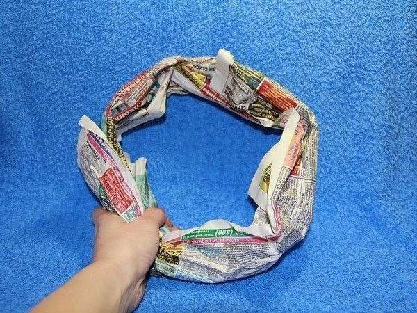 Венок на основе из газеты