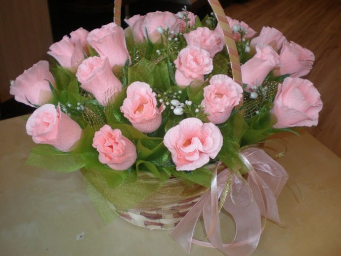 ​Розы в упаковке из полупрозрачных лент