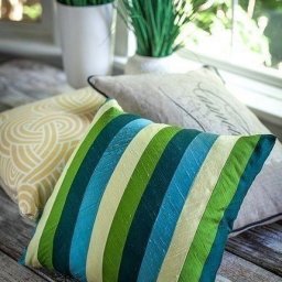 Чехлы из шелковых лент на диванные подушки