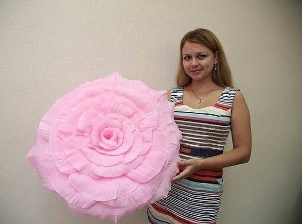 Огромные бумажные цветы