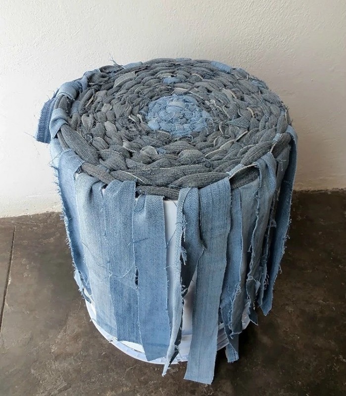 Плетёная корзина из старых джинсов Плетёная корзина из старых джинсов