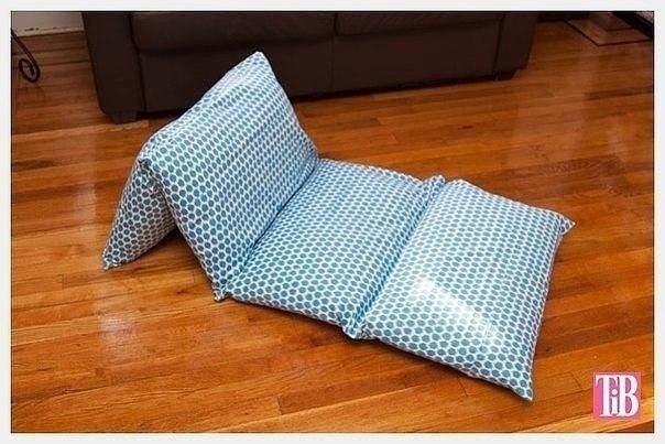 ​Складной диван из подушек