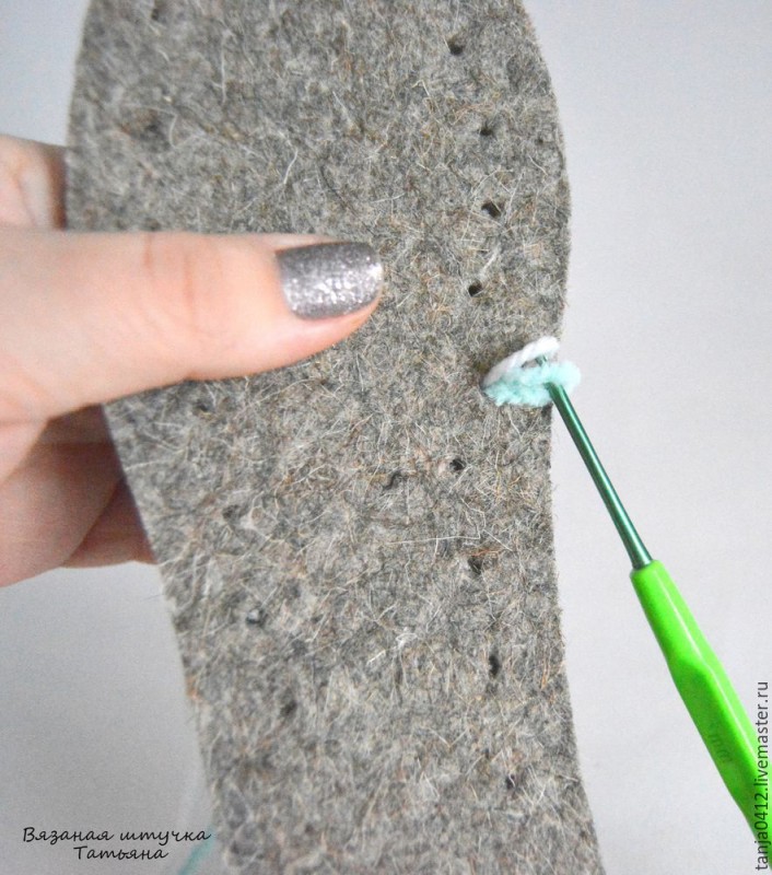 Вяжем домашние сапожки к Новому году: мастер-класс