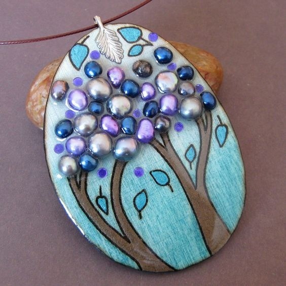 Кулоны с перламутровыми камешками