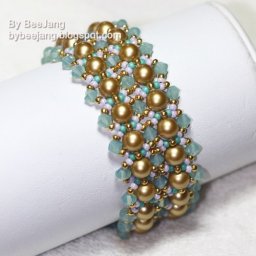 ​Браслет с крупными золотыми бусинами