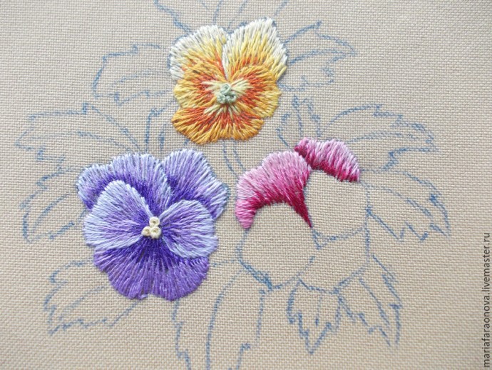 Вышиваем гладью анютины глазки