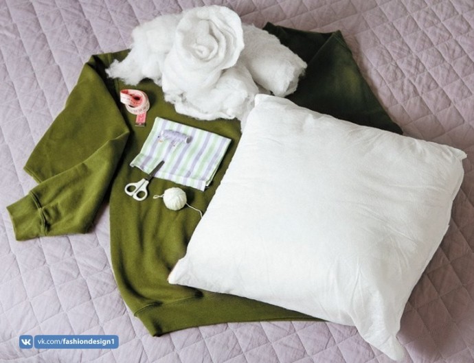 Домашним питомцам: лежанка из пуловера