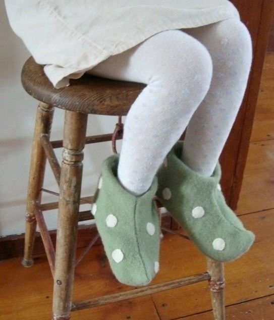 Домашние тапочки из старого свалявшегося свитера