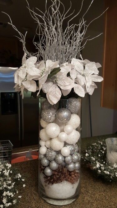 Новогодний декор в вазах