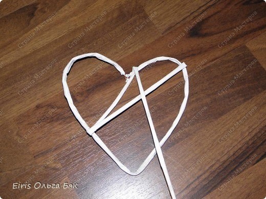​Декоративные сердечки из бумажных трубочек