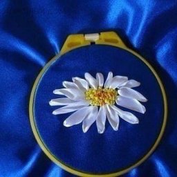 Прекрасная вышивка лентами ромашек