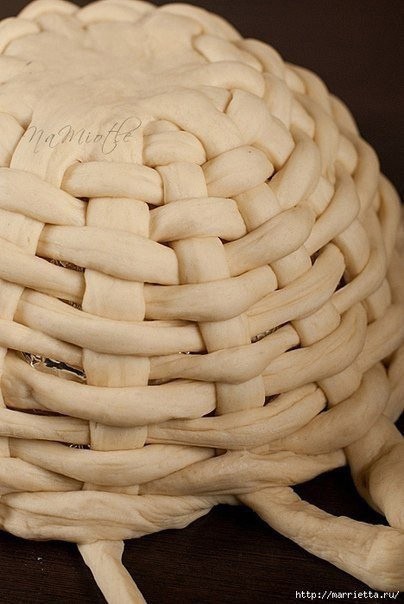 Плетёная пасхальная корзинка из дрожжевого теста